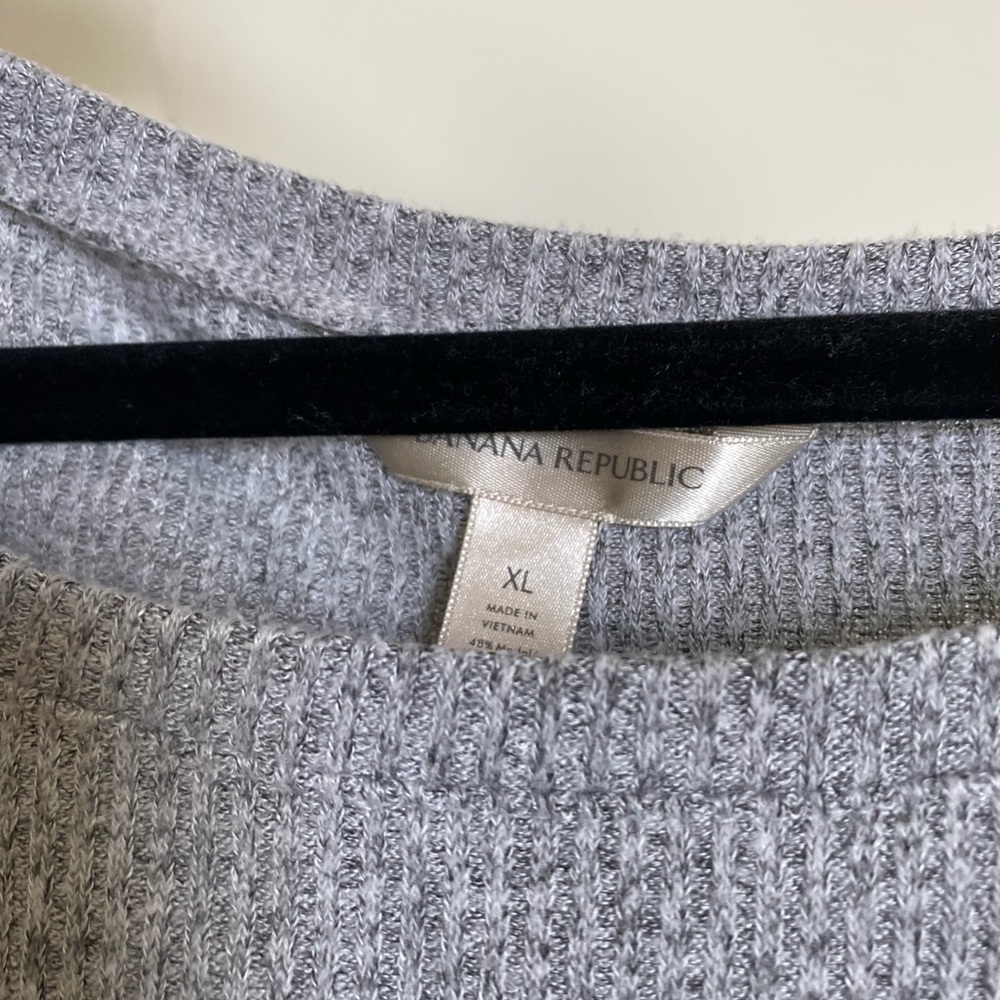 Banana republic heather grey long sleeve shirt